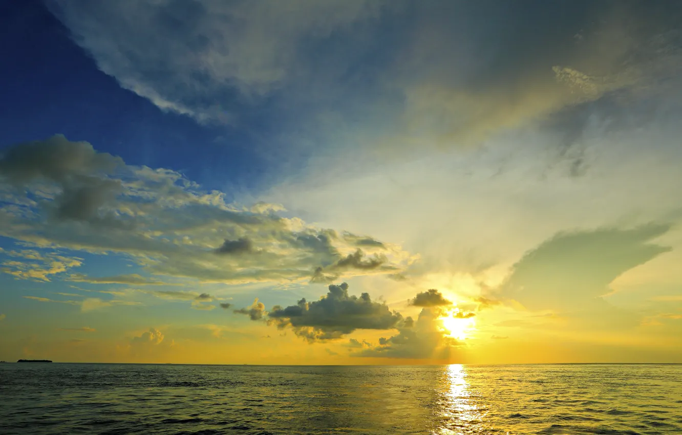 Фото обои море, небо, солнце, облака, лучи, закат, горизонт