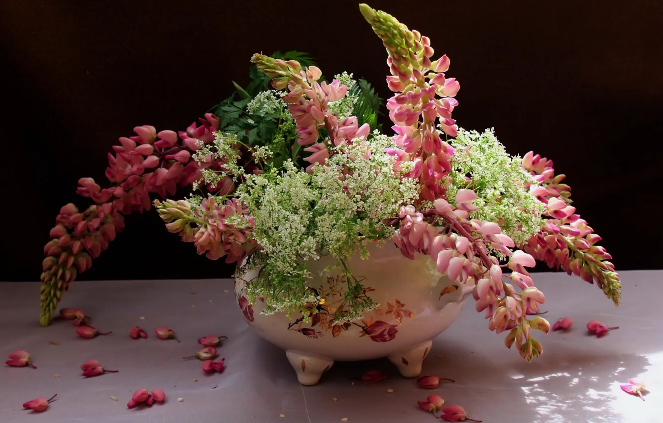 Фото обои цветы, стол, ваза, люпин