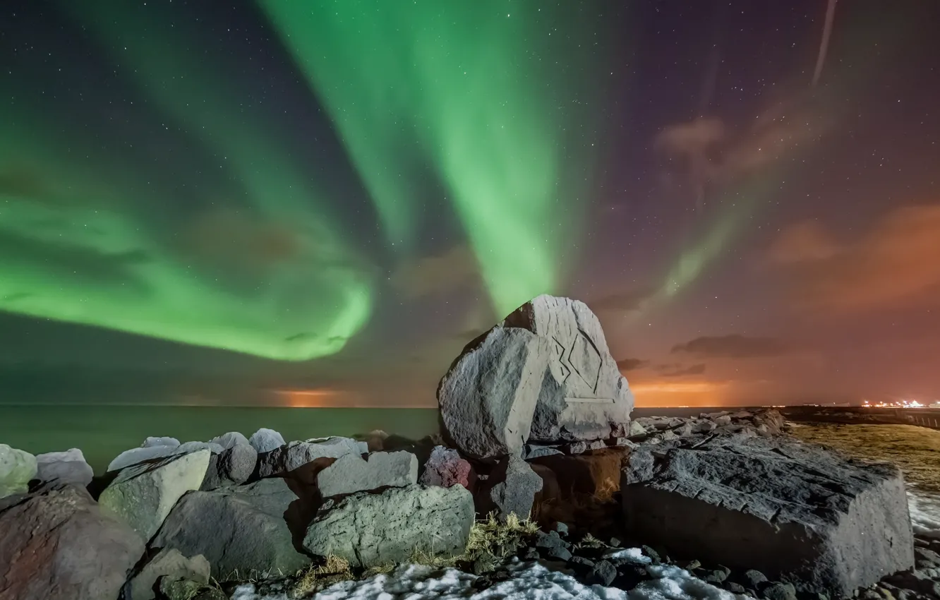 Фото обои море, звезды, горы, ночь, камни, северное сияние, Исландия