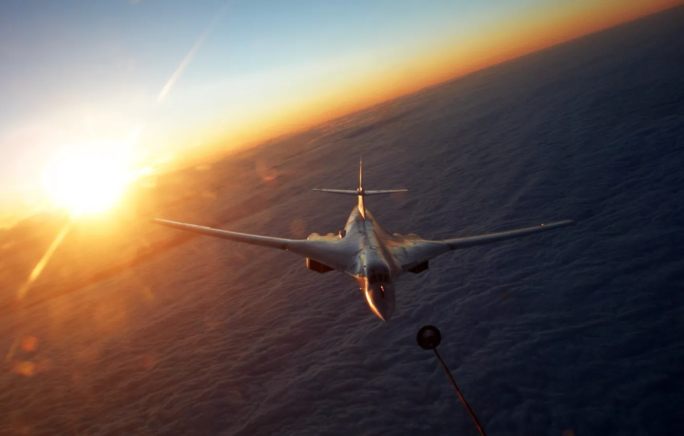 Фото обои солнце, самолет, облока, шланг для дозаправки в воздухе, Tu-160