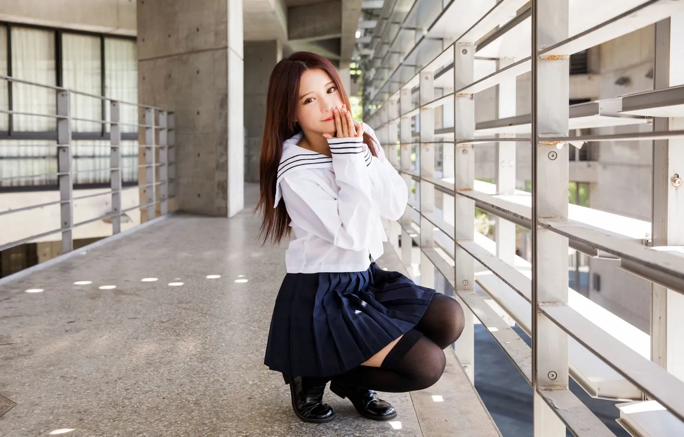 Фото обои улыбка, позитив, азиатка, милашка, униформа, asian, сидя, cutie