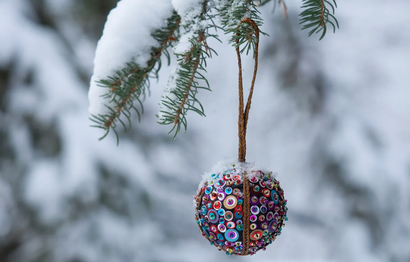 Фото обои зима, снег, праздник, елка, шарик, Рождество, украшение