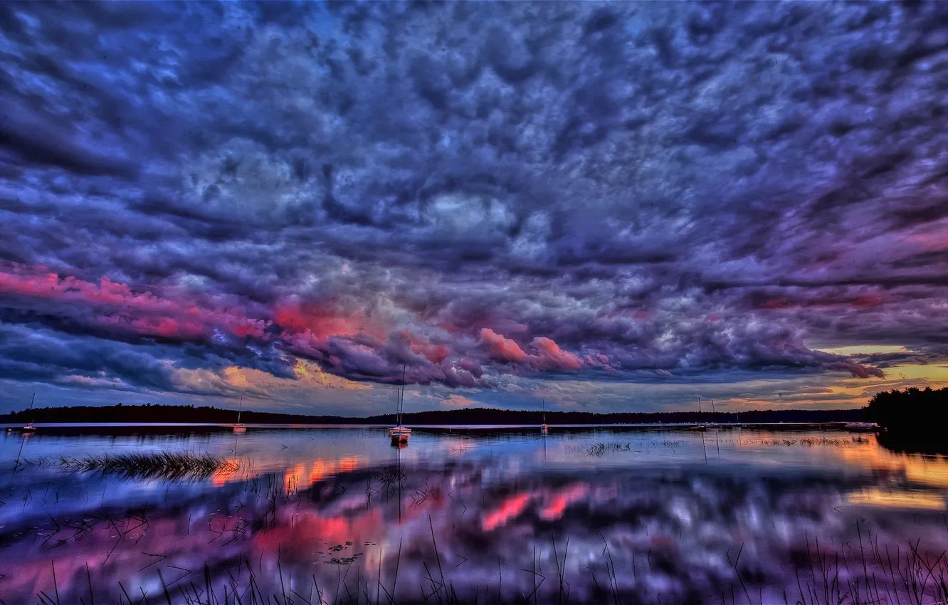 Фото обои небо, облака, закат, отражение, река, лодка, зарево