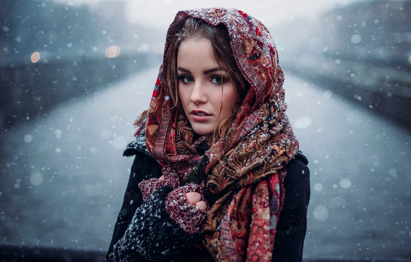 Фото обои зима, взгляд, девушка, снег, снежинки, портрет, вечер, макияж
