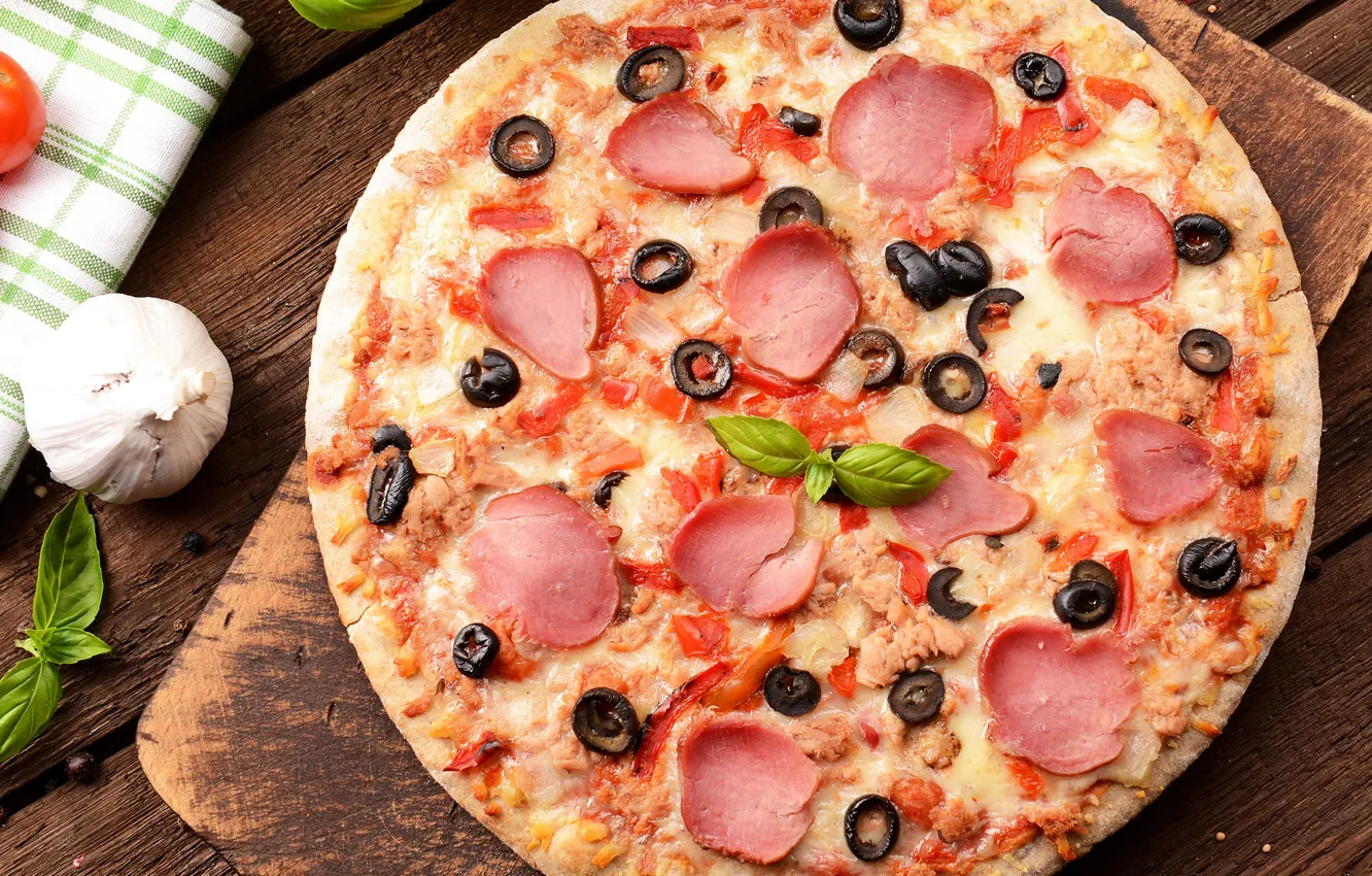 Фото обои зелень, сыр, доска, пицца, помидоры, оливки, pizza, cheese