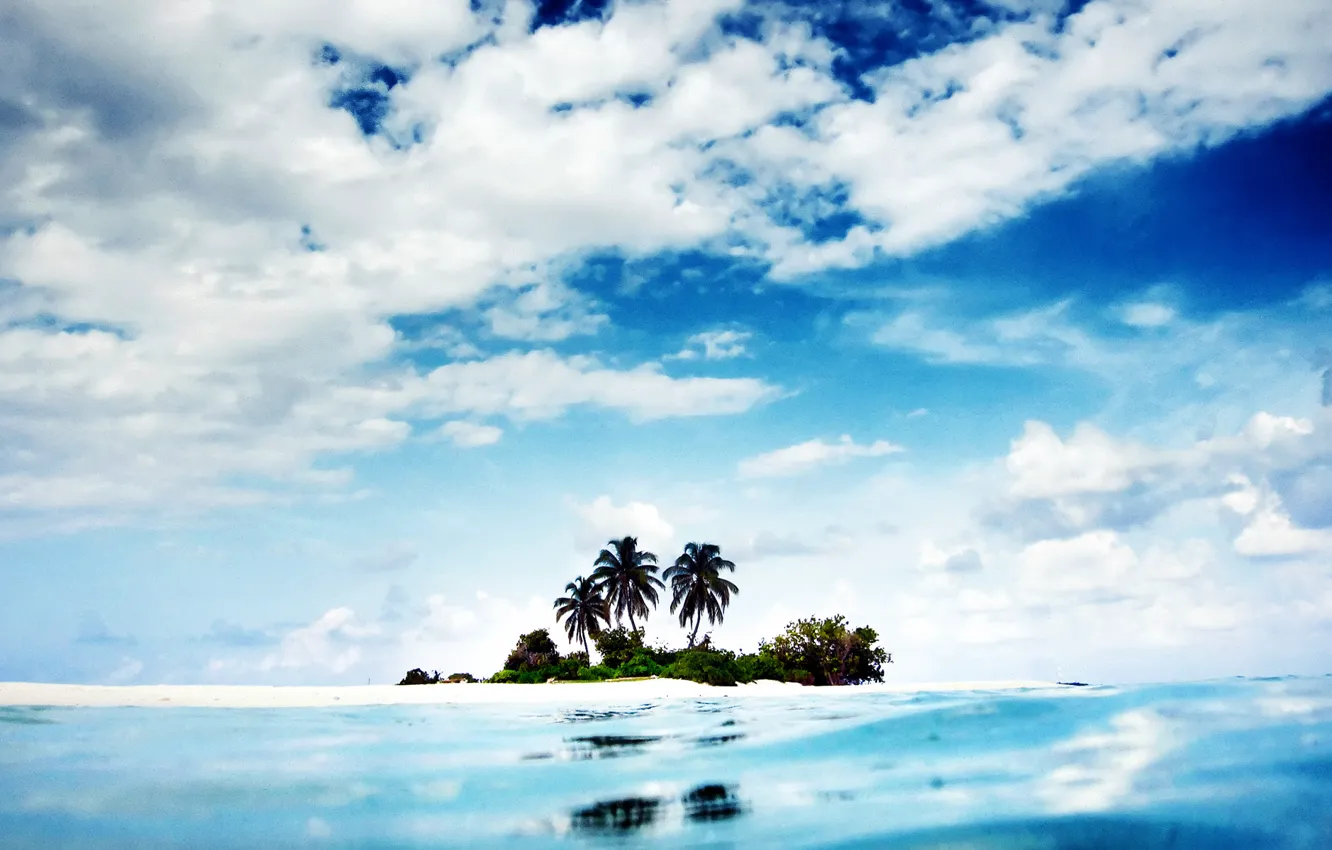 Фото обои небо, вода, облака, пейзаж, пальмы, океан, остров, Природа
