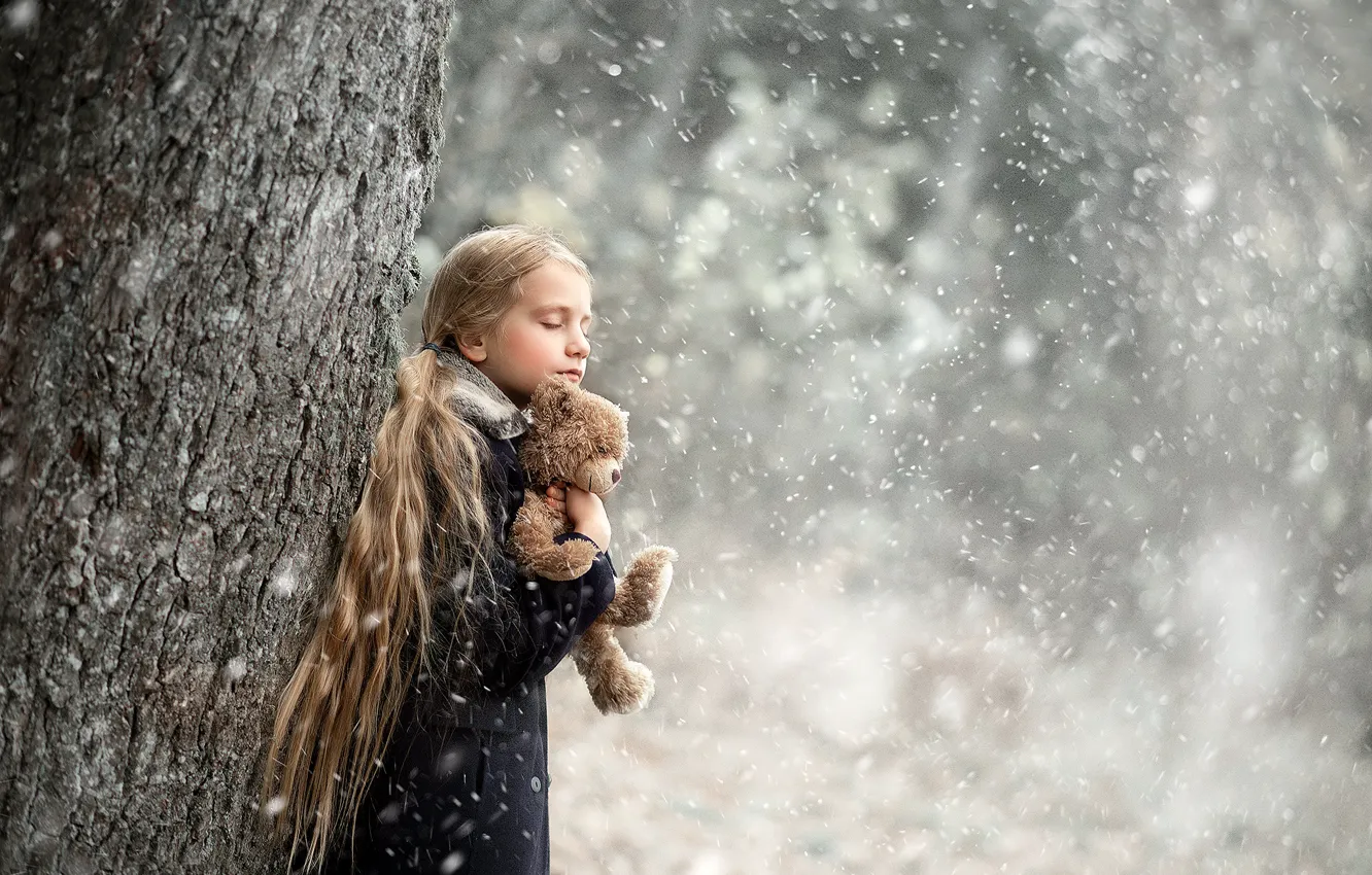 Фото обои зима, снег, дерево, игрушка, мишка, девочка, ствол, Arlauskaite Buloviene Vilma
