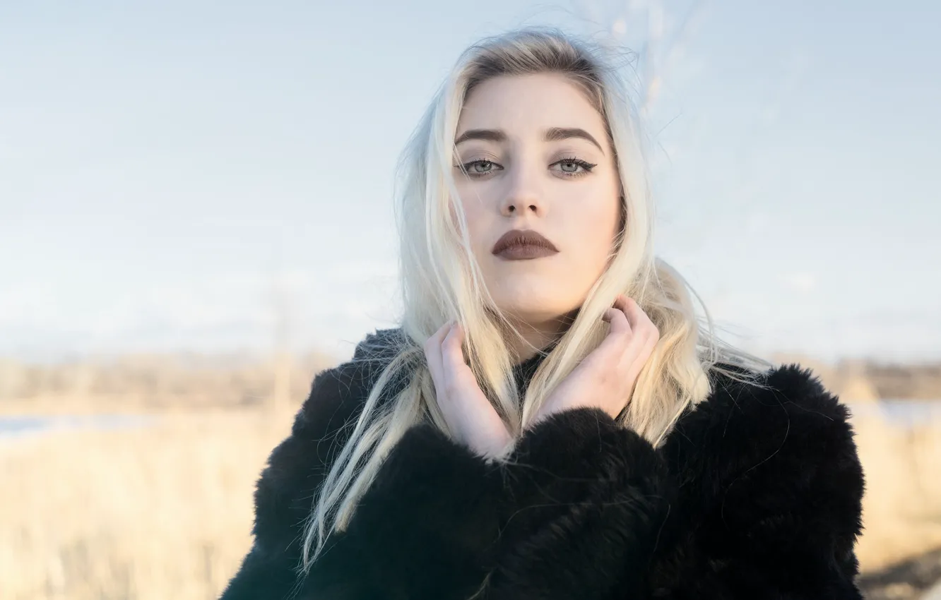 Фото обои взгляд, макияж, шуба, губки