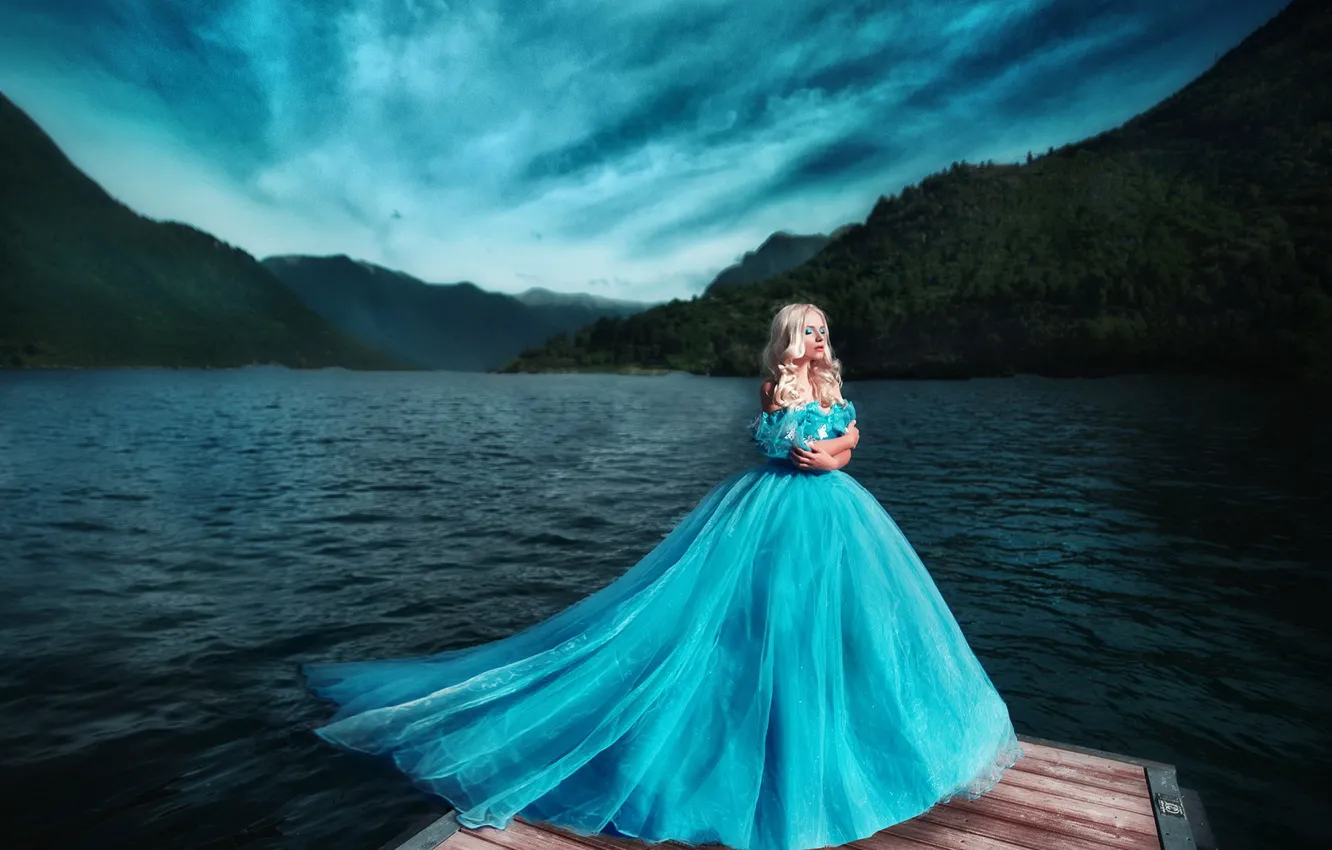 Фото обои девушка, голубое, берег, платье, блондинка, фотограф, принцесса, водоем