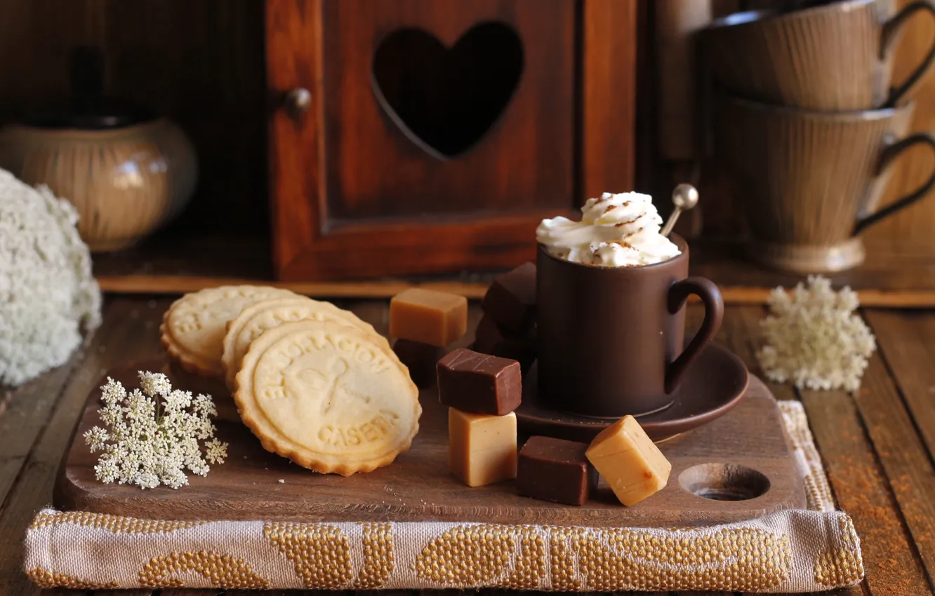 Фото обои кофе, печенье, сливки, конфеты, чашка, сладости, доска, блюдце