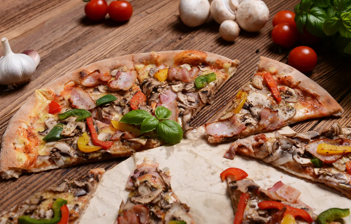 Фото обои зелень, грибы, перец, пицца, помидоры, оливки, колбаса, чеснок