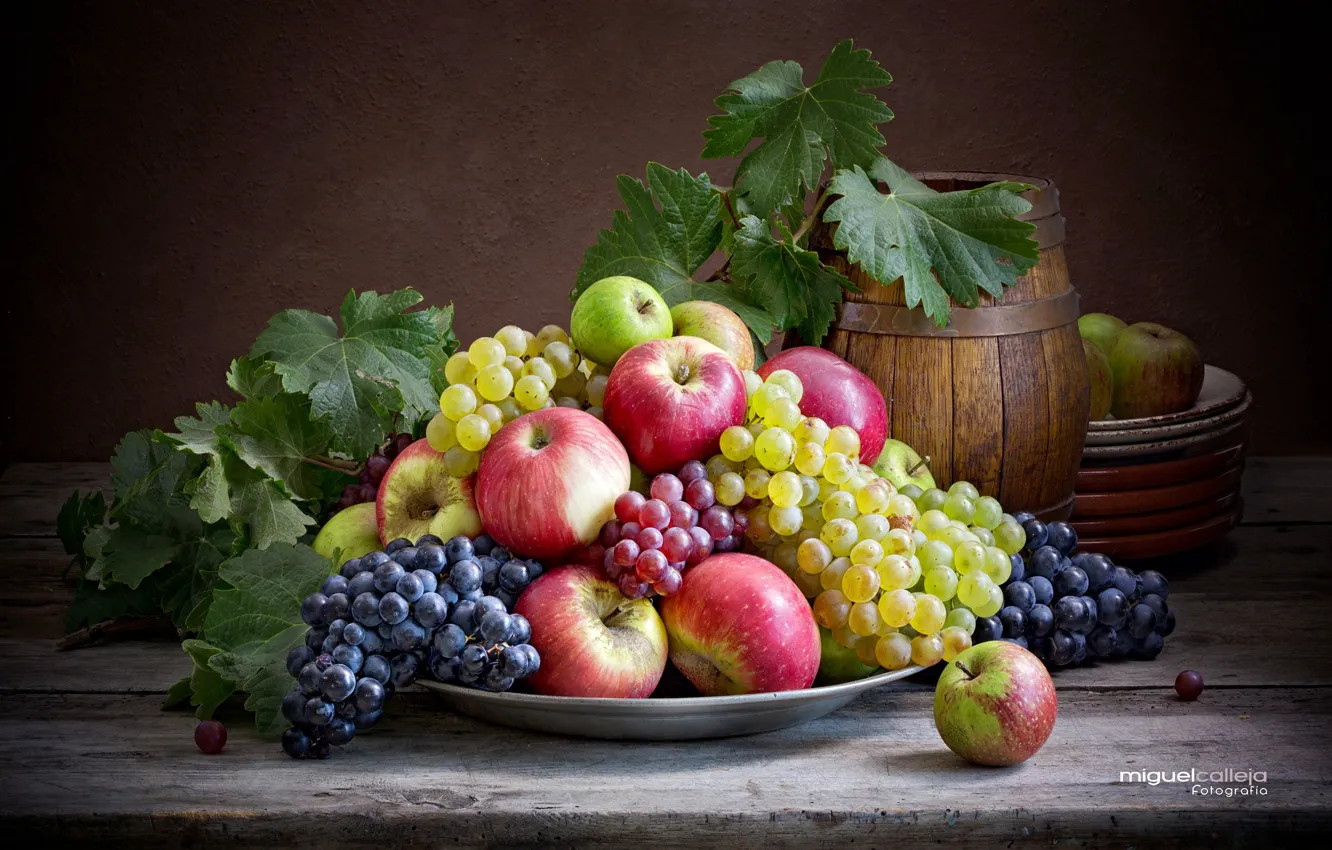 Фото обои яблоки, виноград, бочонок