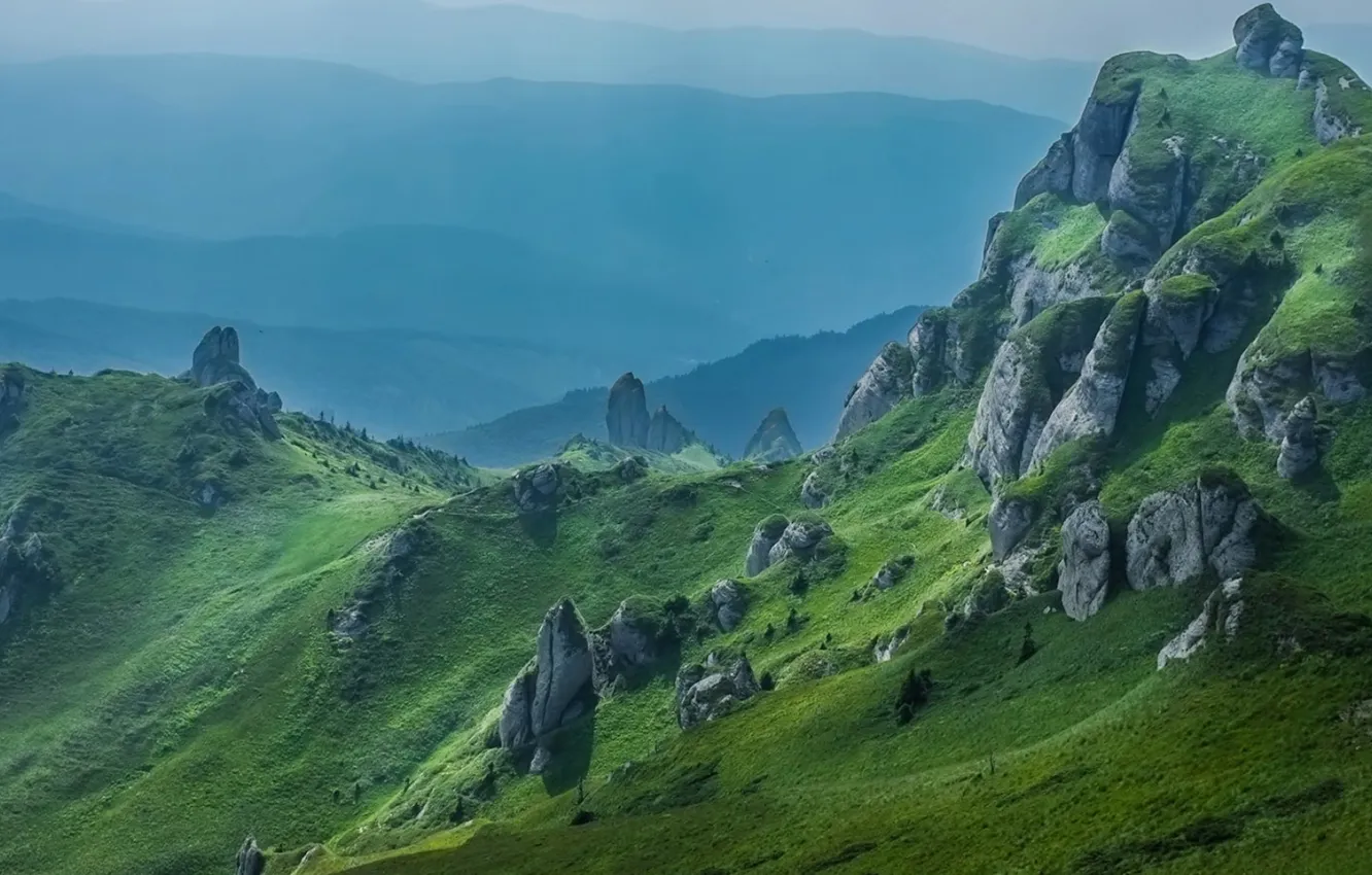 Фото обои небо, трава, горы, скалы, дымка