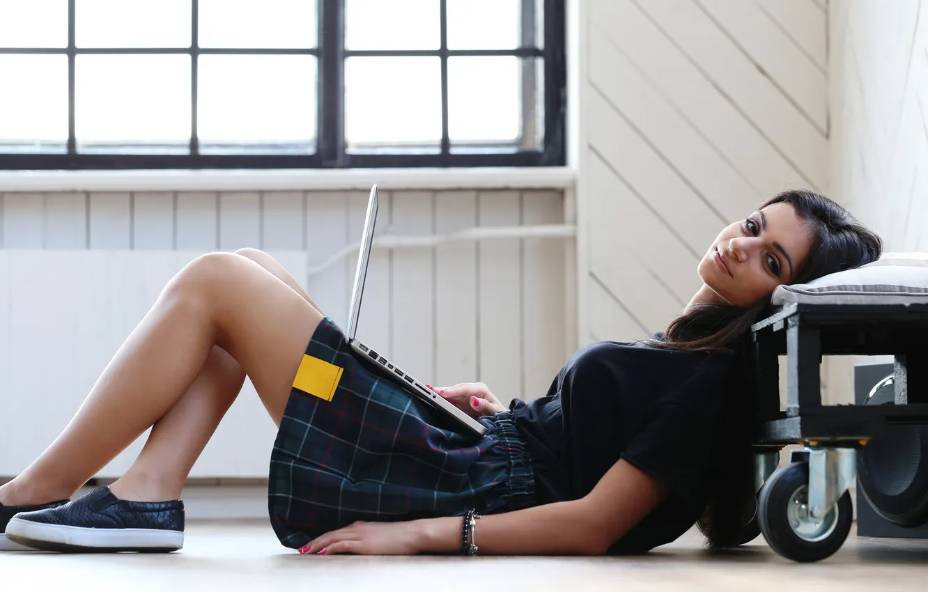 Фото обои girl, legs, beautiful, model, brunette, cute, laptop, skirt