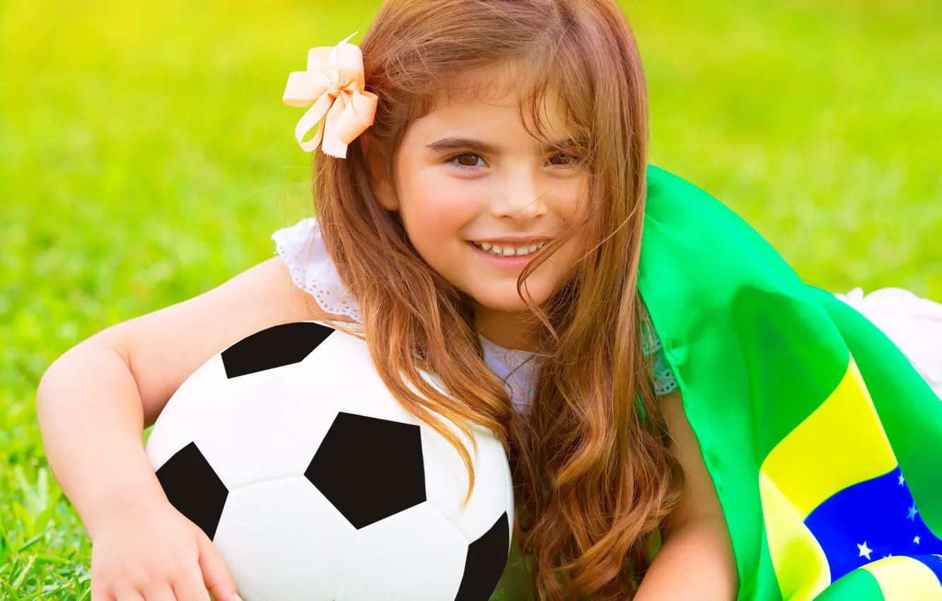 Фото обои лето, футбол, мяч, флаг, девочка