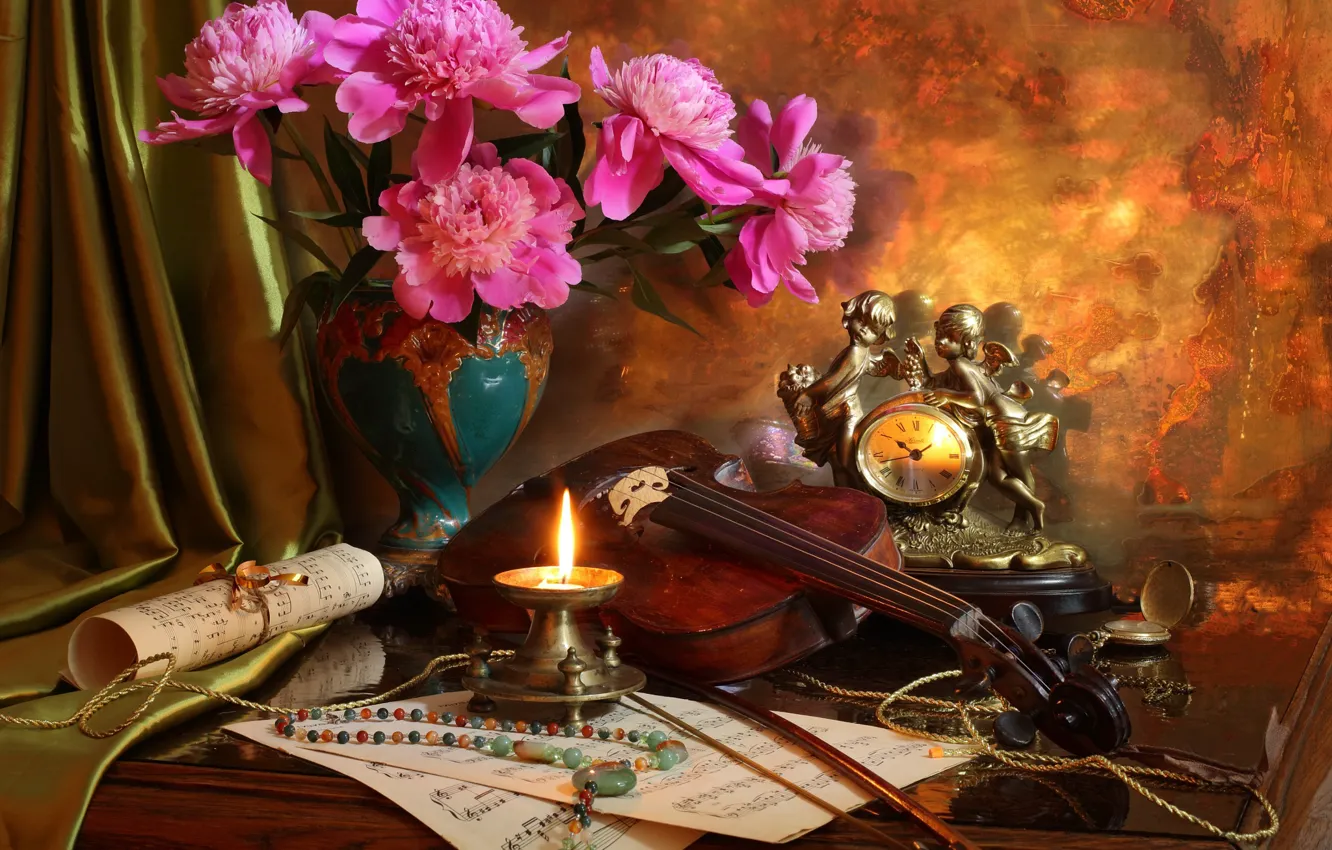 Фото обои ноты, скрипка, часы, свеча, букет, бусы, натюрморт, пионы