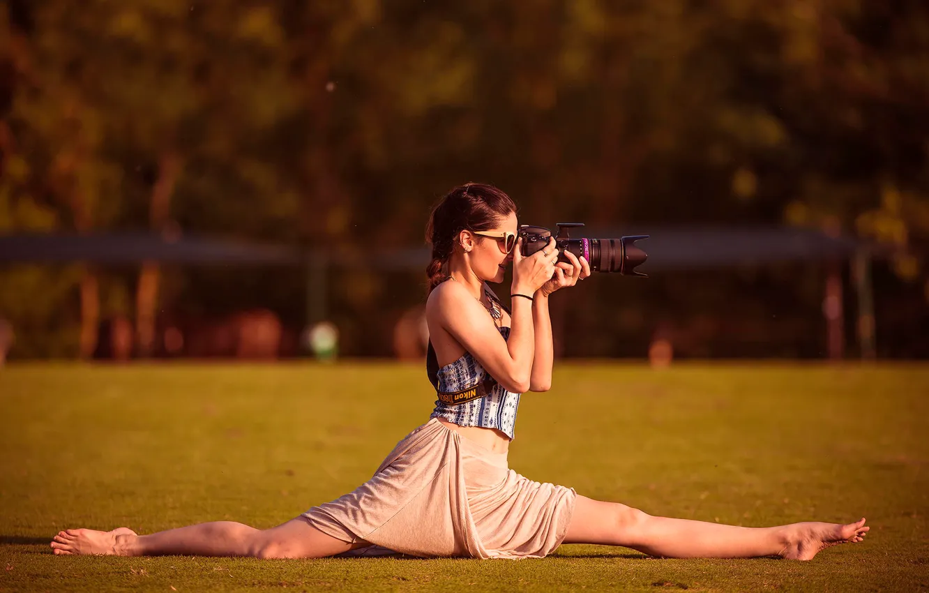 Фото обои девушка, очки, фотограф, шпагат, фотокамера