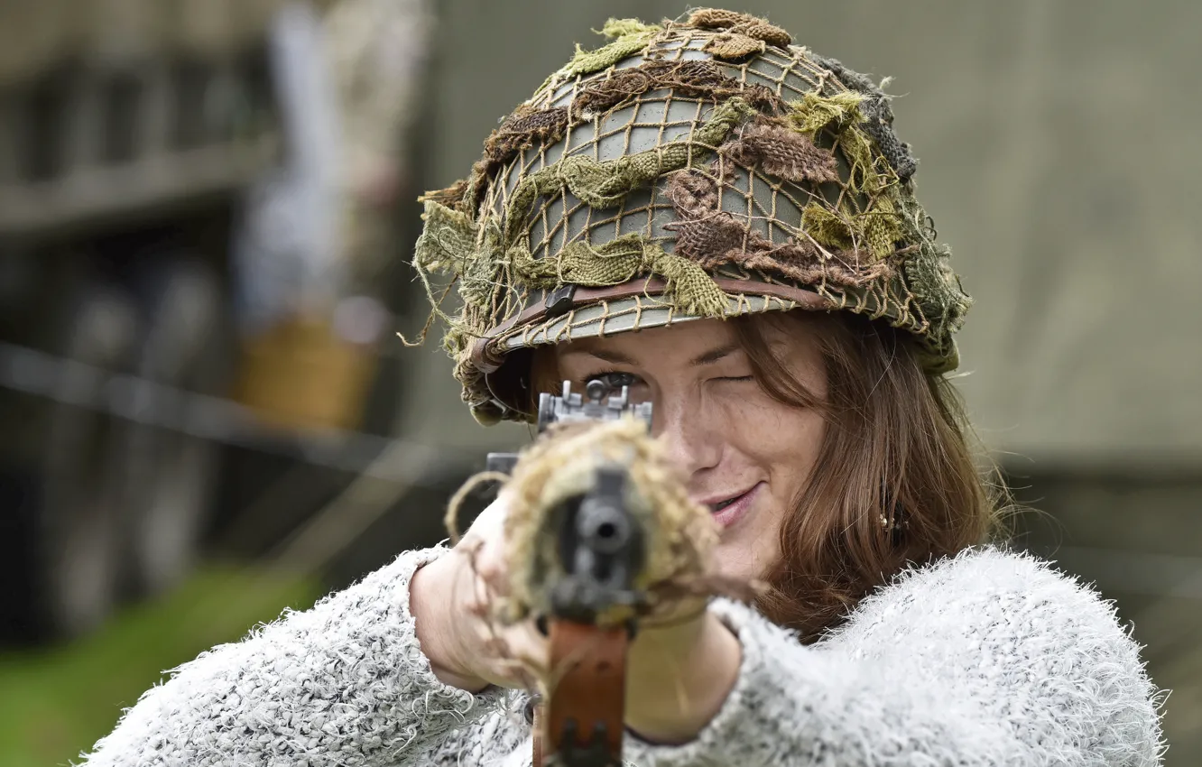 Фото обои девушка, шлем, винтовка, каска, целится, самозарядная, M1 Garand