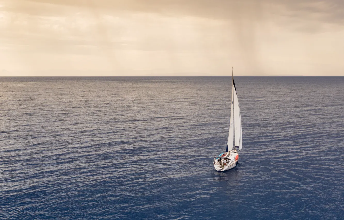 Фото обои небо, океан, яхта, парус, ocean, надвигающийся шторм, lonely ship on the horizon, одинокий корабль на …
