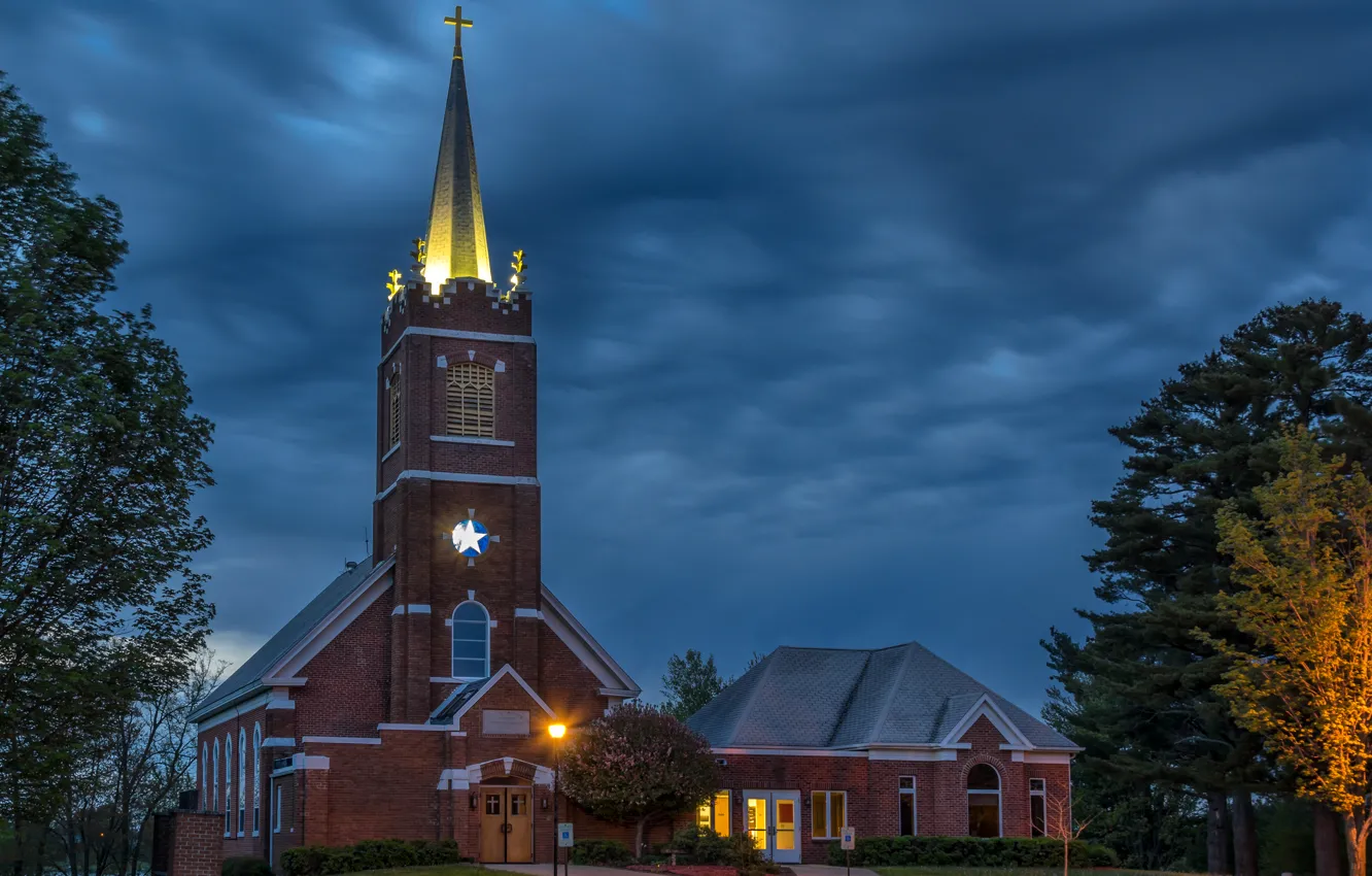 Фото обои небо, деревья, тучи, вечер, фонари, церковь, США, Wisconsin