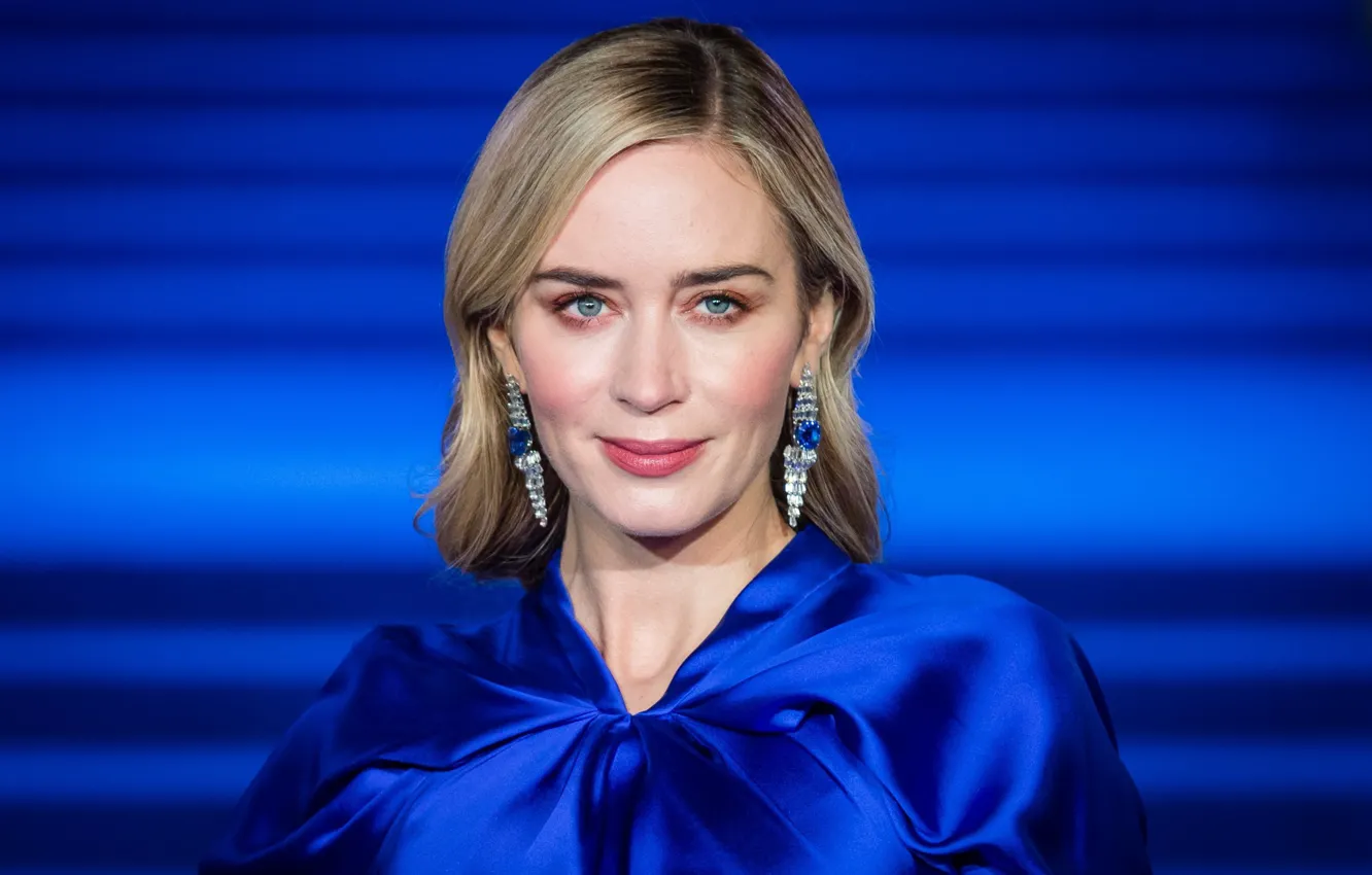 Обои взгляд девушка поза актриса Эмили Блант Emily Blunt Hair на телефон и рабочий стол 