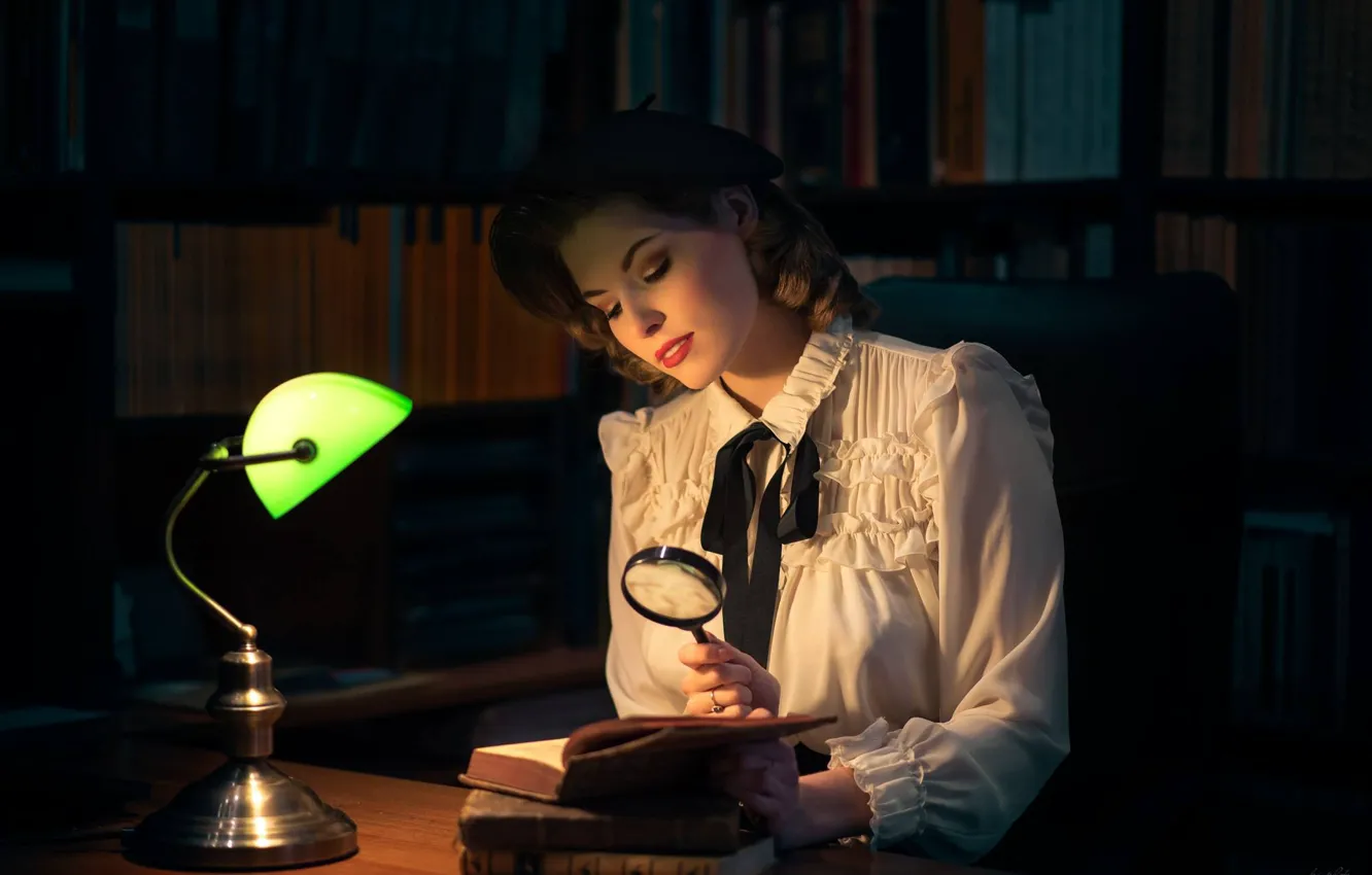 Фото обои девушка, настроение, книги, лампа, блузка, библиотека, лупа, берет