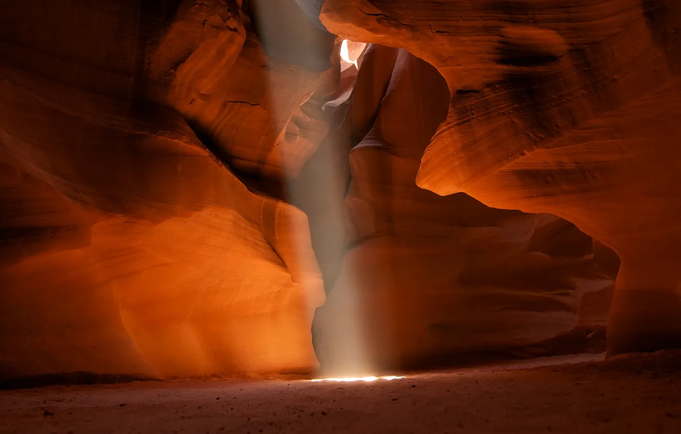 Фото обои песок, свет, скалы, луч, текстура, каньон, пещера, камени
