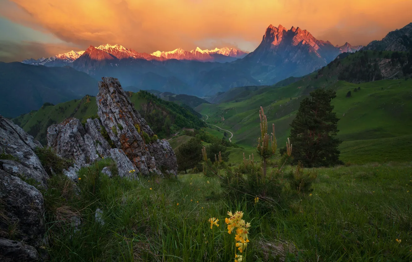 Фото обои трава, пейзаж, горы, природа, камни, холмы, месяц, утро