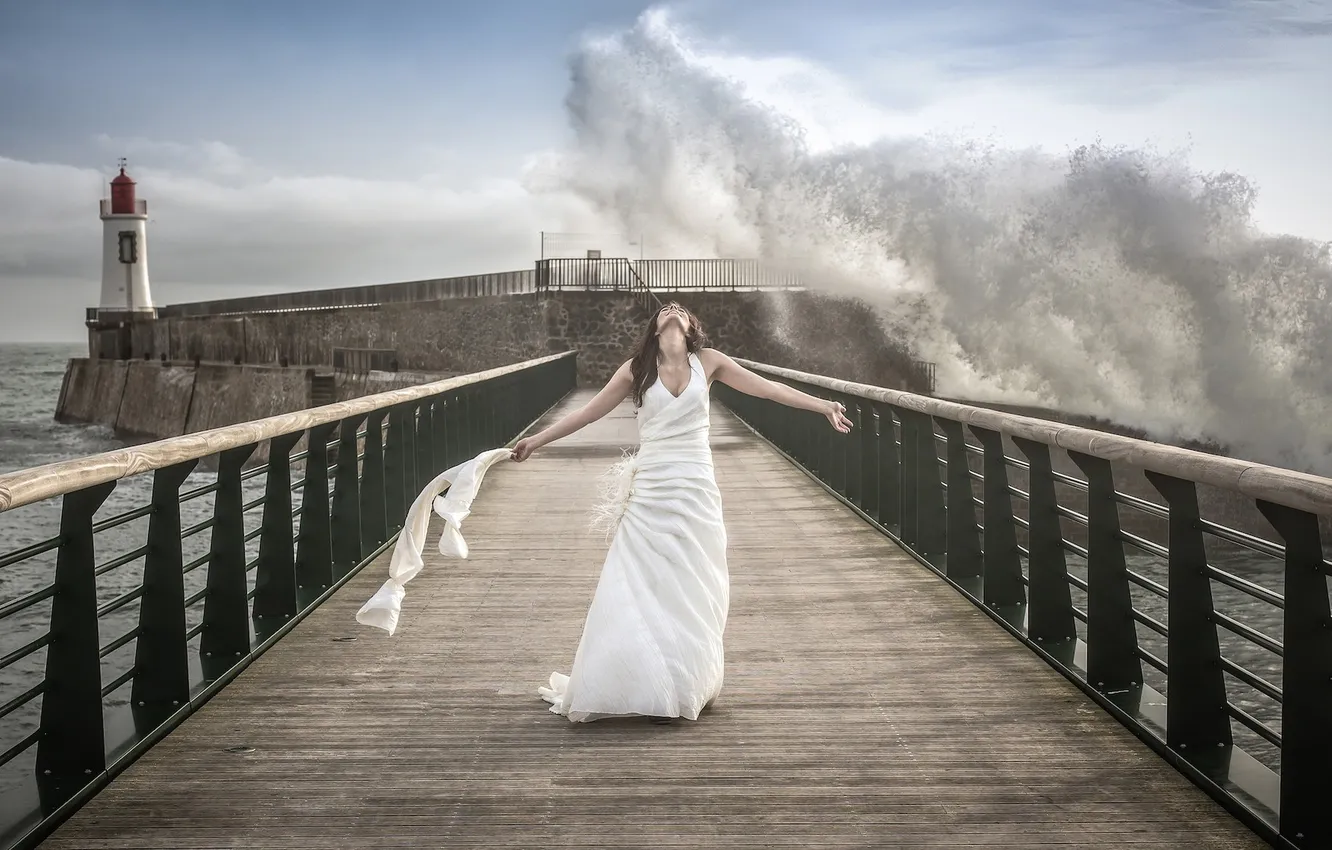 Фото обои море, девушка, мост, волна, маяк