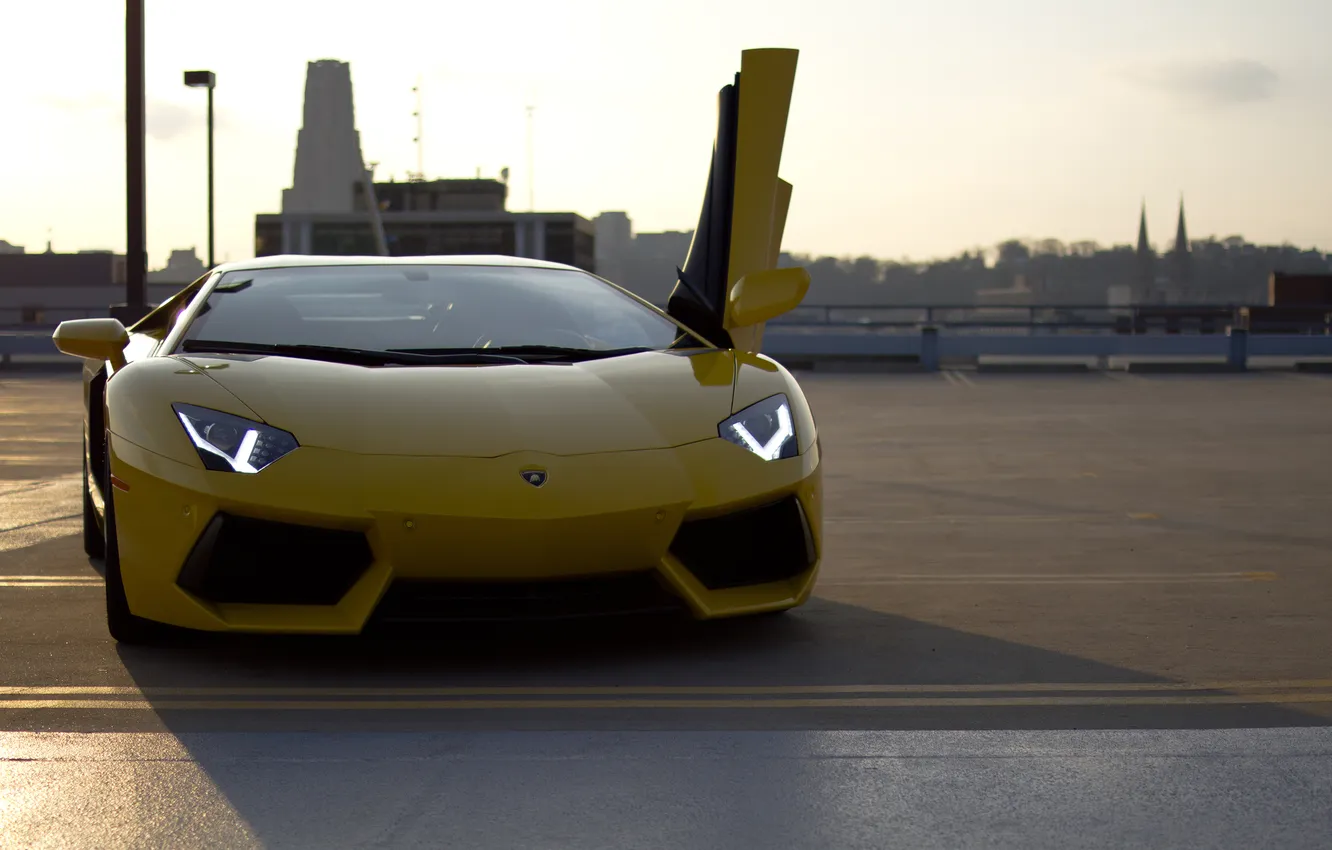 Фото обои небо, город, жёлтый, здания, тень, вечер, lamborghini, yellow