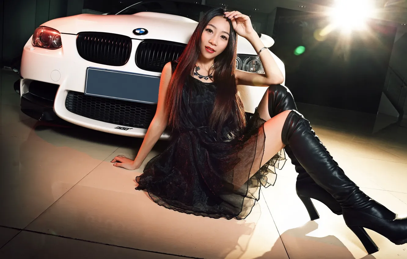 Фото обои авто, взгляд, Девушки, BMW, азиатка, красивая девушка, сидит над машиной