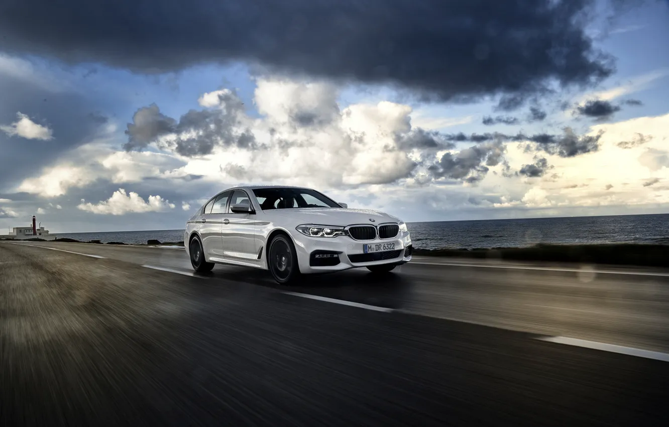 Фото обои белый, асфальт, дождь, пасмурно, BMW, седан, 540i, 5er