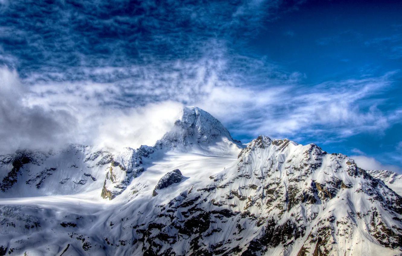 Фото обои белый, небо, облака, снег, горы, скалы, hdr, вершина