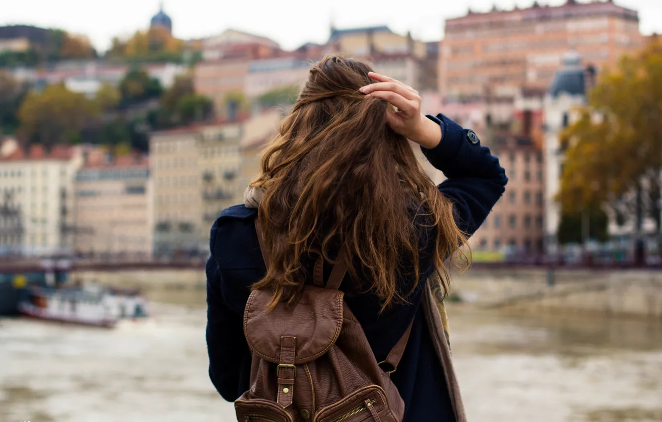 Фото обои девушка, волосы, рюкзак, локоны