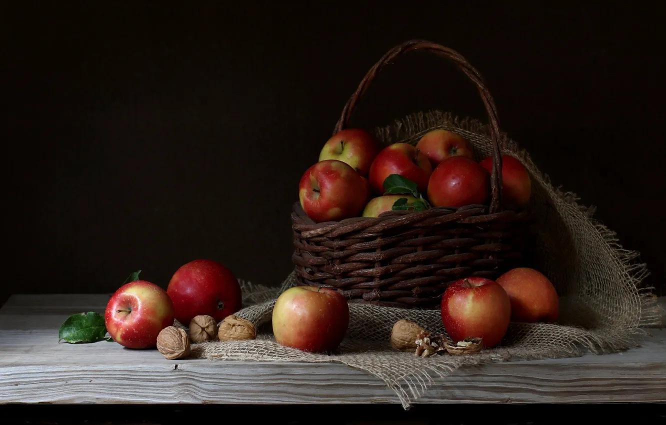 Фото обои фон, яблоки, орехи, корзинка