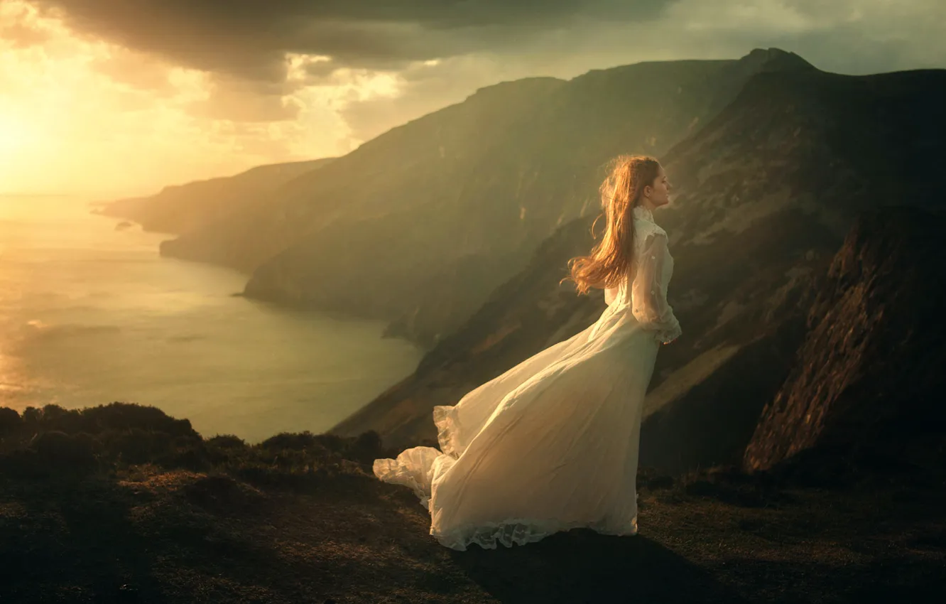Фото обои девушка, горы, ветер, платье, The Journey, TJ Drysdale