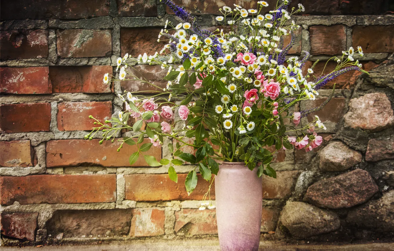 Фото обои цветы, стена, розы, букет, кирпич, ваза, натюрморт, полевые