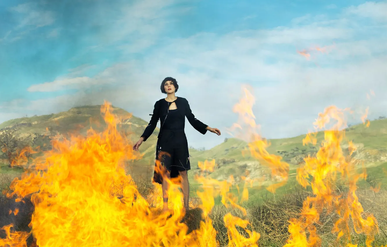 Фото обои трава, пожар, огонь, пламя, модель, дым, ситуация, актриса