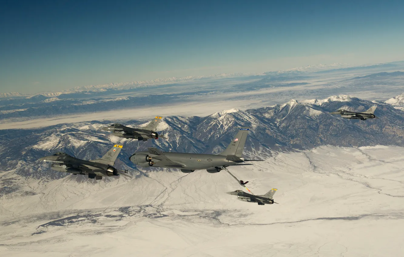 Фото обои снег, полет, горы, истребители, F-16, Fighting Falcon, Stratotanker, самолёт-заправщик
