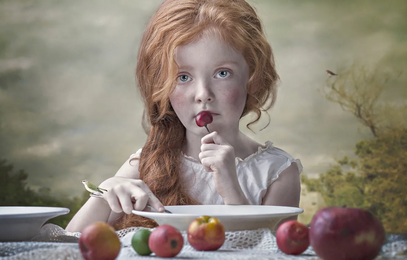 Фото обои настроение, яблоки, девочка, тарелки, рыжая, птичка, рыжеволосая, черешня