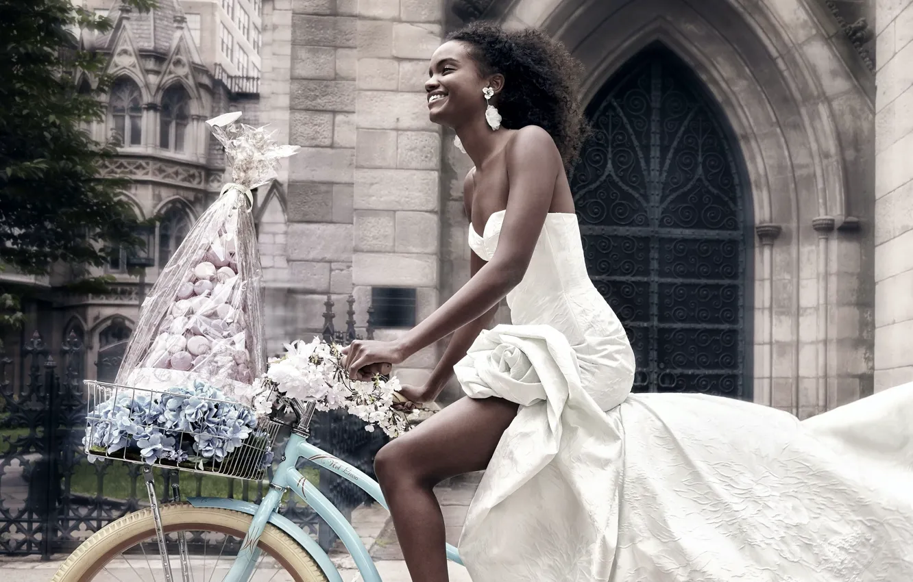 Фото обои велосипед, улыбка, негритянка, рекламная компания, Luxury Wedding Dress, Spring 2023, Ines Di Santo, Bridal Couture …