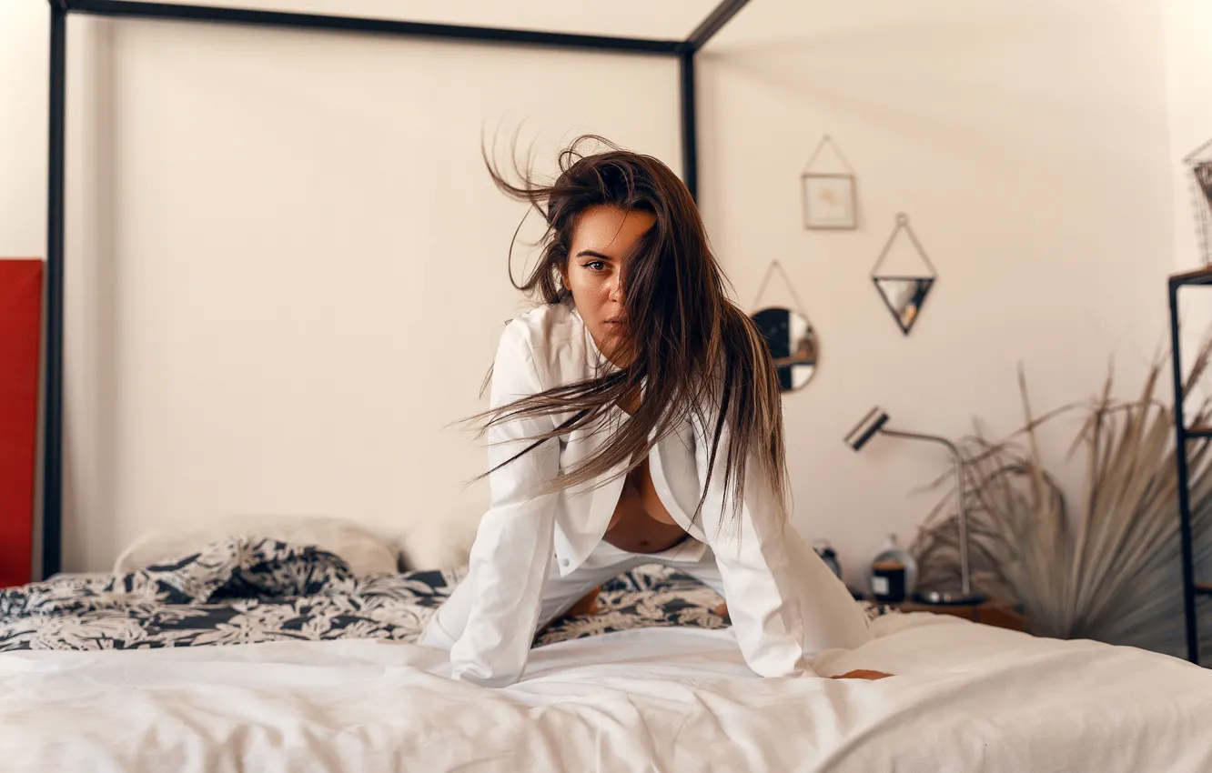 Фото обои взгляд, девушка, поза, постель, длинные волосы, Андрей Жуков, Светлана Иванова