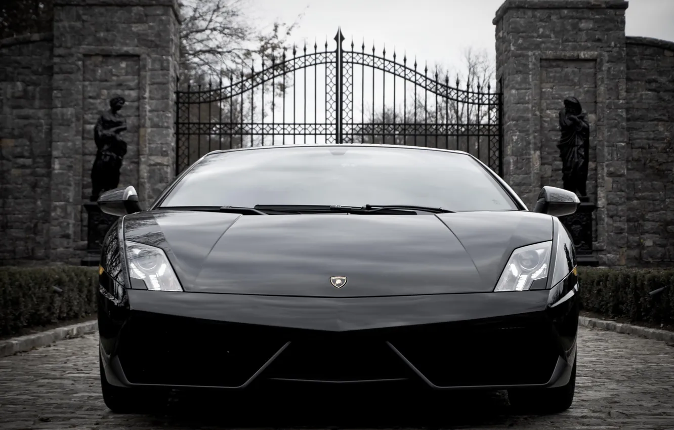 Фото обои Lamborghini, ворота, чёрная, Gallardo, black, вид спереди, статуи, ламборгини