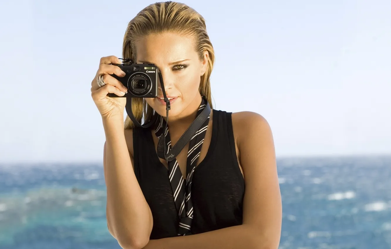 Фото обои взгляд, девушка, улыбка, модель, фотоаппарат, красотка, canon, Petra Nemcova