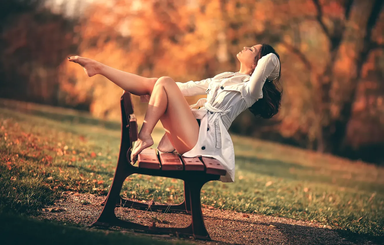 Фото обои осень, девушка, парк, ножки, скамья, Freedom, Laurent KC