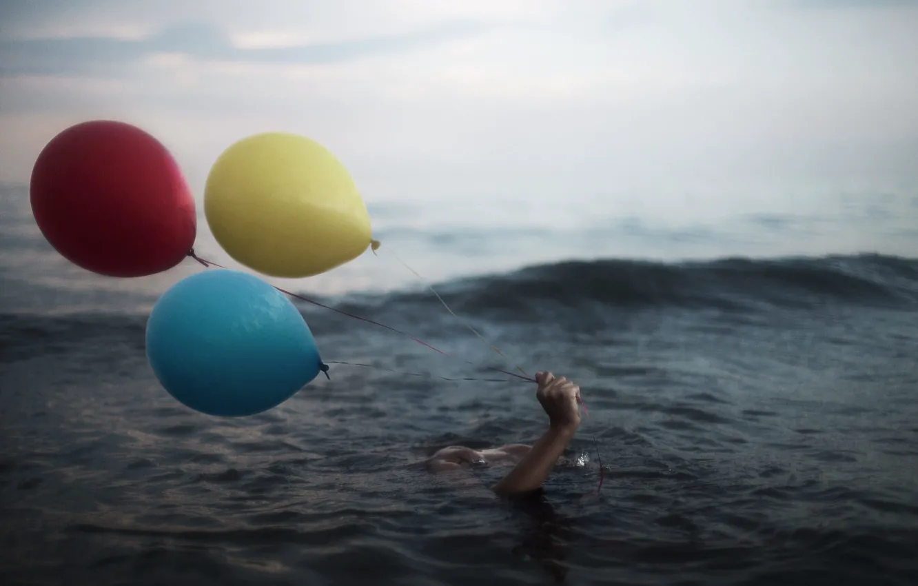 Фото обои море, шары, рука