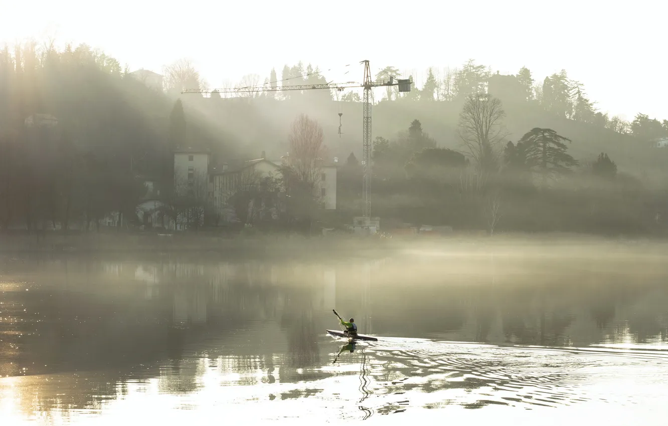 Фото обои город, туман, река, лодка, утро