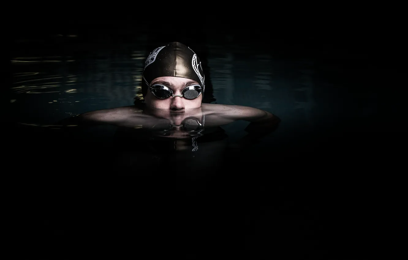 Фото обои water, men, darkness, head, swimming, Eye protector for swimming, swimming cap