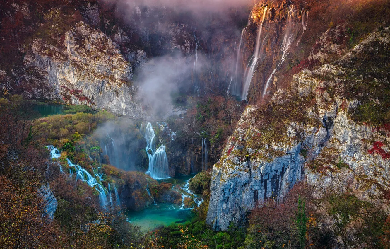 Фото обои лес, деревья, горы, скалы, водопад, Хорватия, Национальный парк Плитвицкие озера