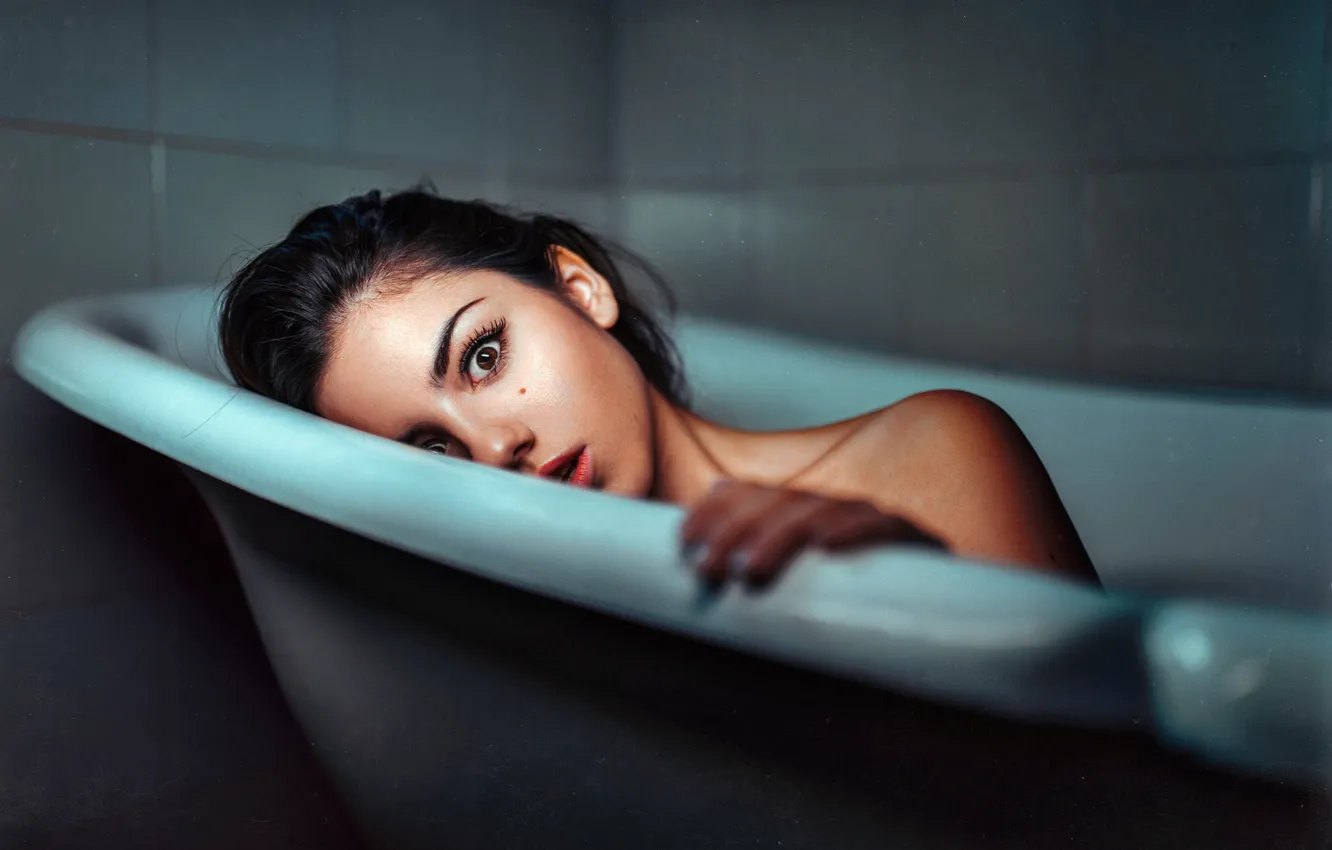 Фото обои girl, photo, photographer, model, bokeh, brunette, portrait, bathtub